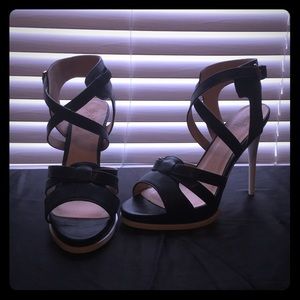 Gorgeous Black/White sandals